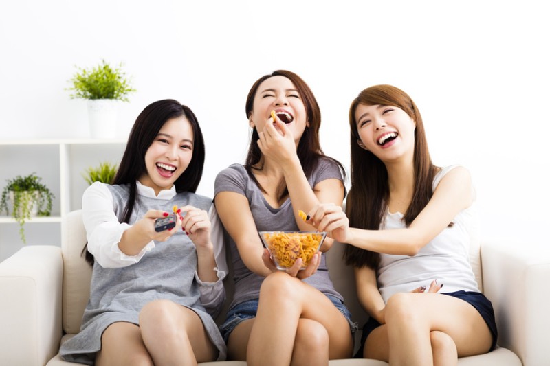 girls watching tv